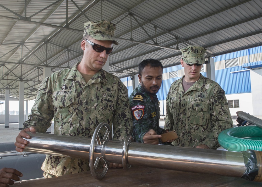 Navy Divers from MDSU1 train with Bangladesh Navy Divers