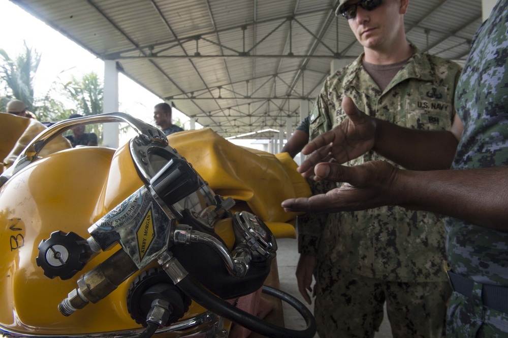 Navy Divers from MDSU1 train with Bangladesh Navy Divers