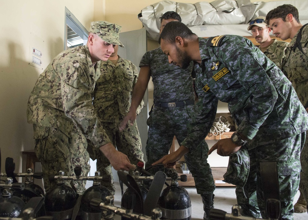 Navy Divers from MDSU1 train with Bangladesh Navy Divers