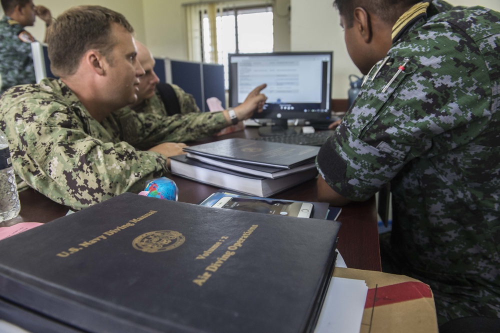 Navy Divers from MDSU1 train with Bangladesh Navy Divers