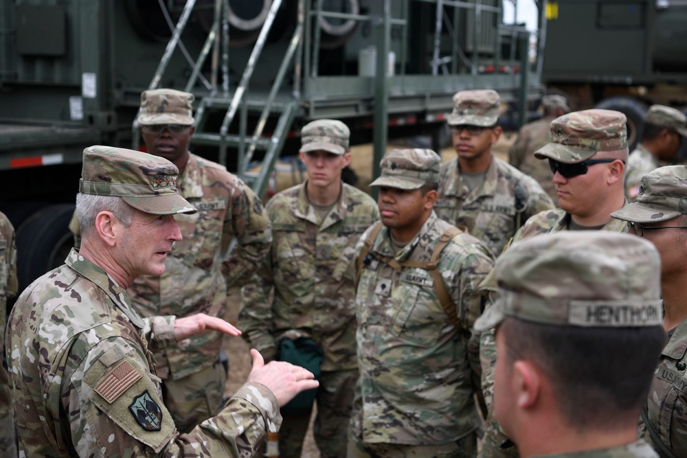 General O' Shaughnessy speaks with Soldiers