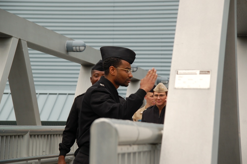 Naval Museum hosts a re-enlistment ceremony