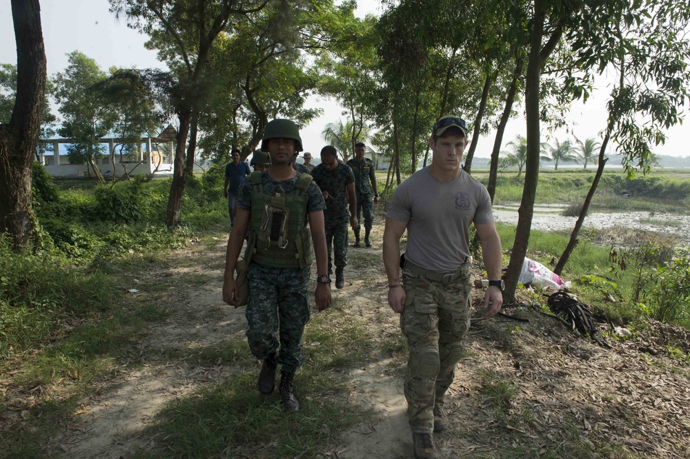 U.S. Navy EOD and Bangladesh Navy Train Together during CARAT Bangladesh 2018