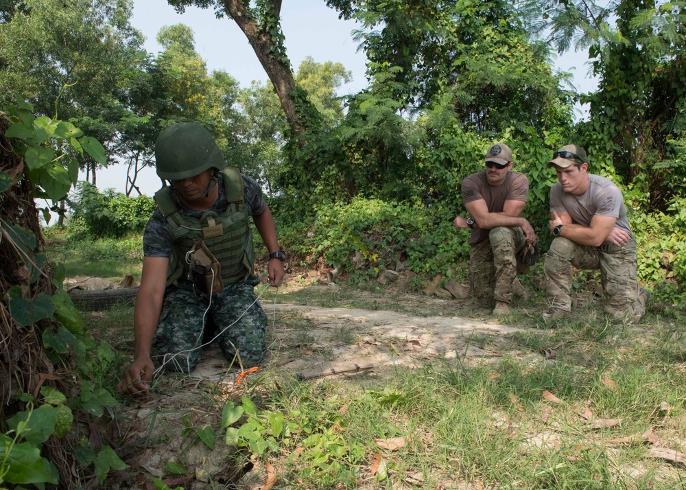 U.S. Navy EOD and Bangladesh Navy Train Together during CARAT Bangladesh 2018