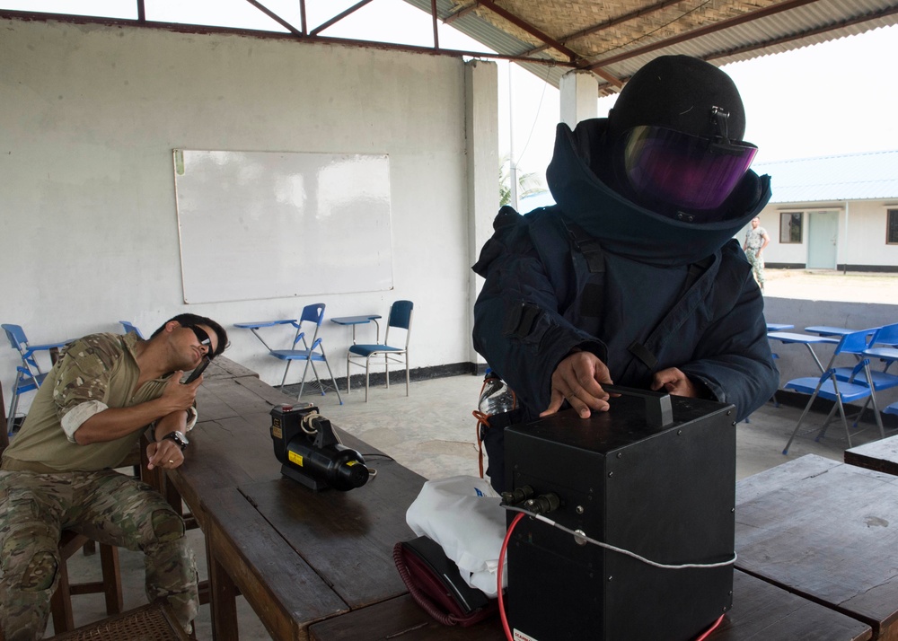 U.S. Navy EOD and Bangladesh Navy Train Together during CARAT Bangladesh 2018