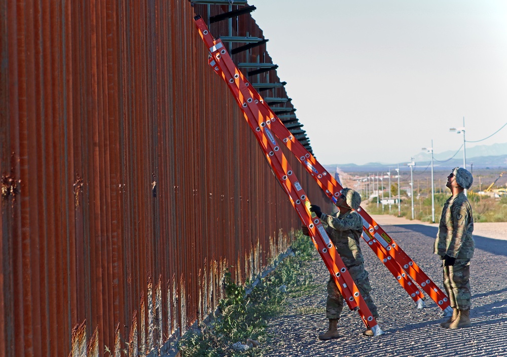 87th Sapper Company install c-wire in Arizona to support U.S. Customs and Border Protection