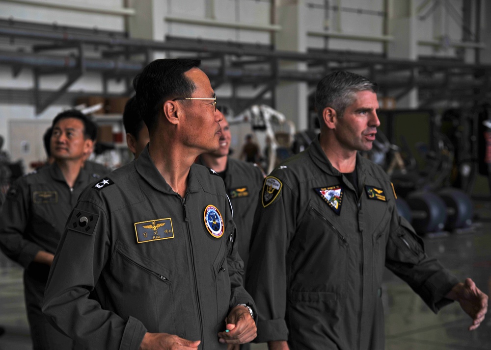 ROKN Air Wing Six Visits CTF-72 Okinawa