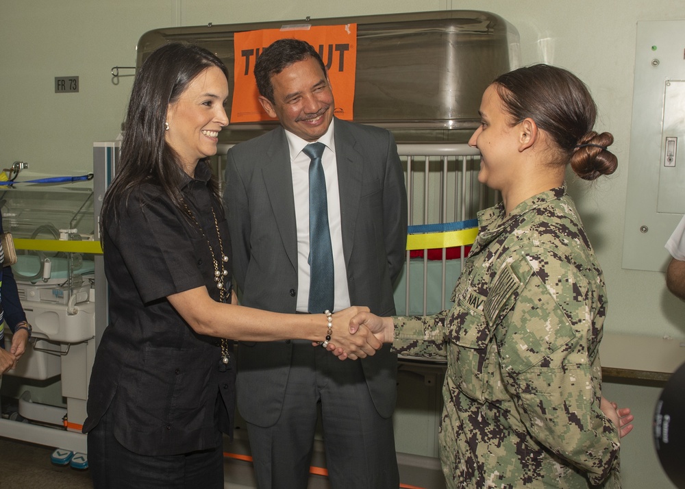 USNS Comfort Hosts Distinguished Visitors in Panama