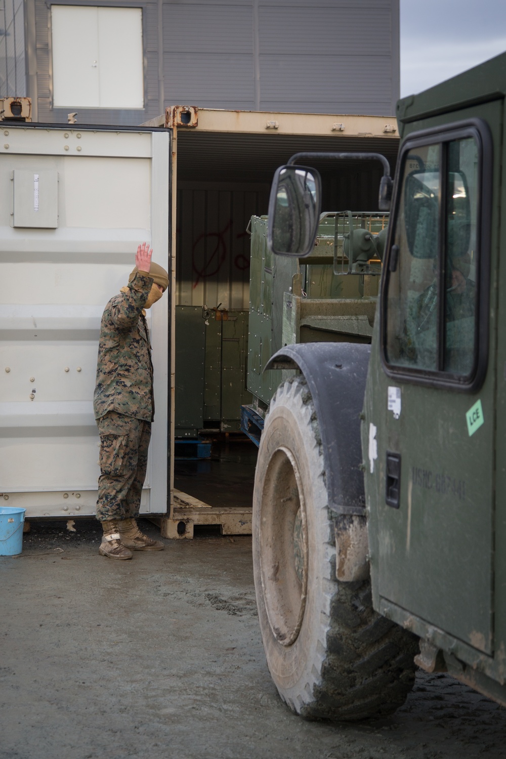 CLB-2 Marines and 2nd Med Bn Sailors Wash Equipment Prior to Storage
