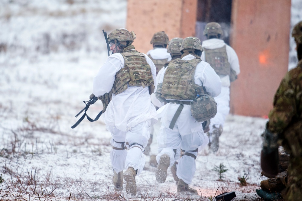 1 Geronimo paratroopers conduct live-fire training at JBER