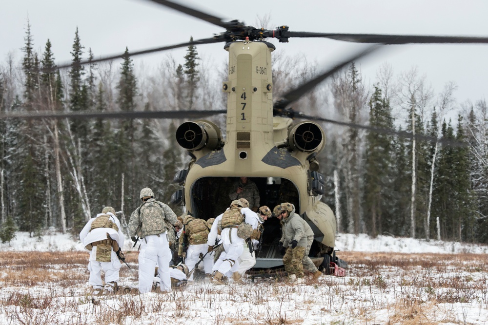 1 Geronimo paratroopers conduct live-fire training at JBER