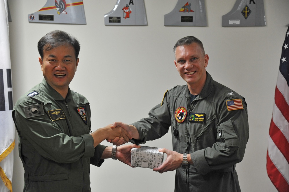 U.S. Navy and ROKN Leaders Exchange Gifts at 43rd MPACM