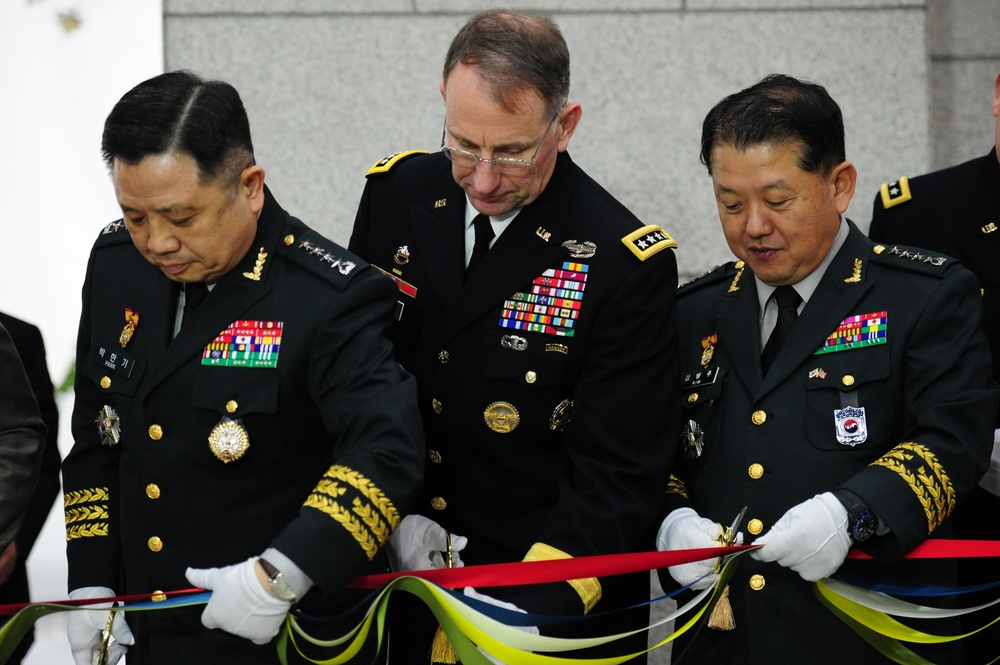 Gen. Abrams Visits War Memorial of Korea
