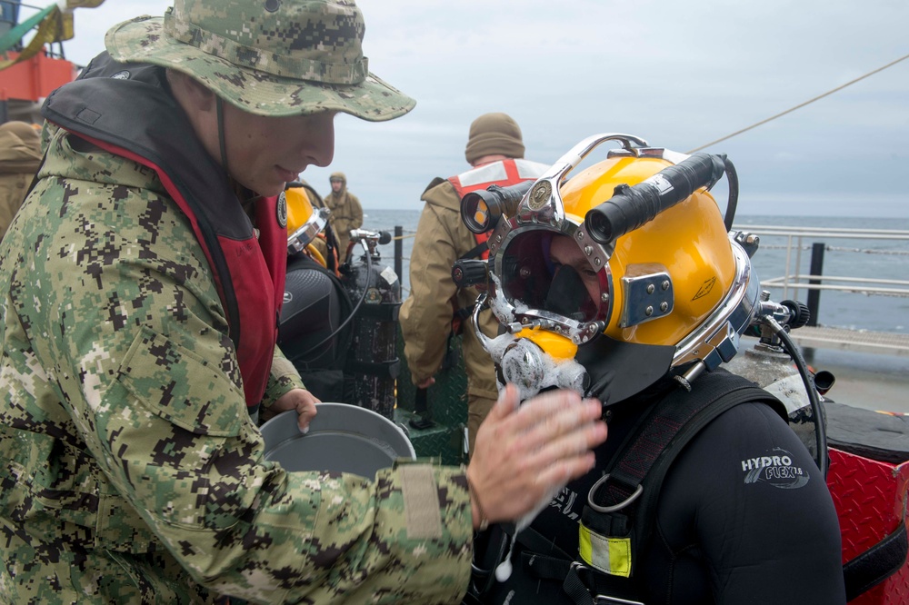 DVIDS - Images - Mobile Diving and Salavage Unit 2 Sailors Hone Skills ...