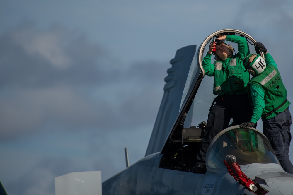 Sailors conduct maintenance on an F/A-18E Super Hornet, with Strike Fighter Squadron (VFA) 151, on the flight deck aboard the Nimitz-class aircraft carrier USS John C. Stennis (CVN 74).