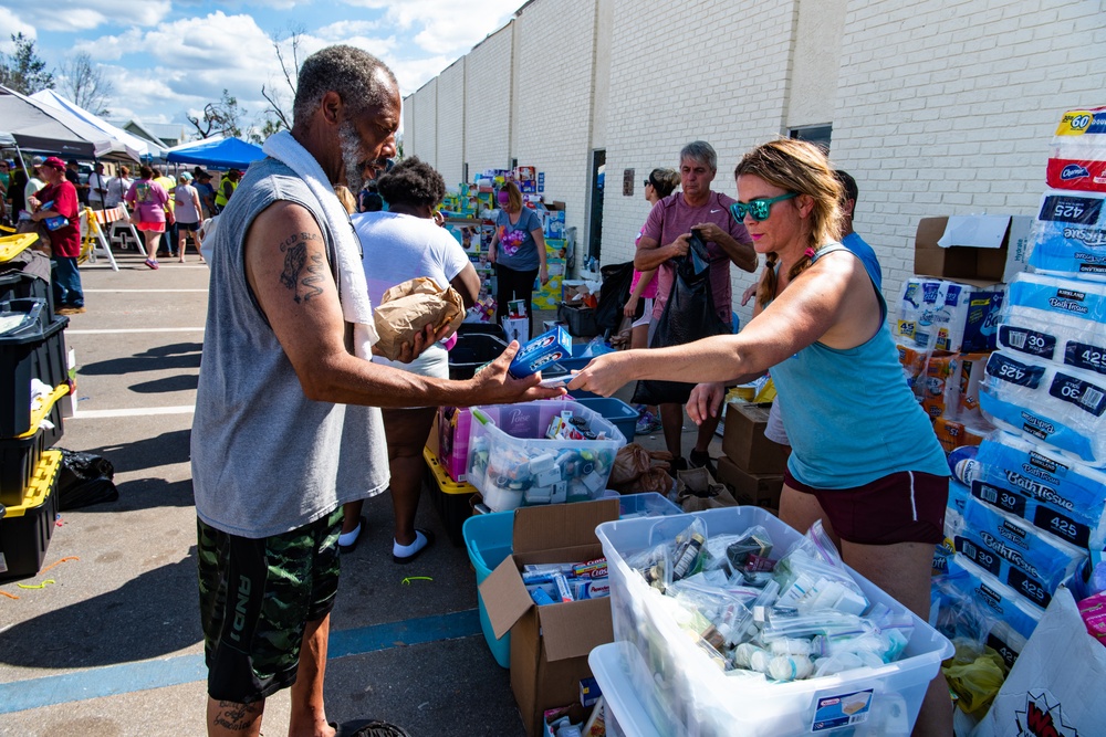 Volunteers Help At Lynn Haven POD