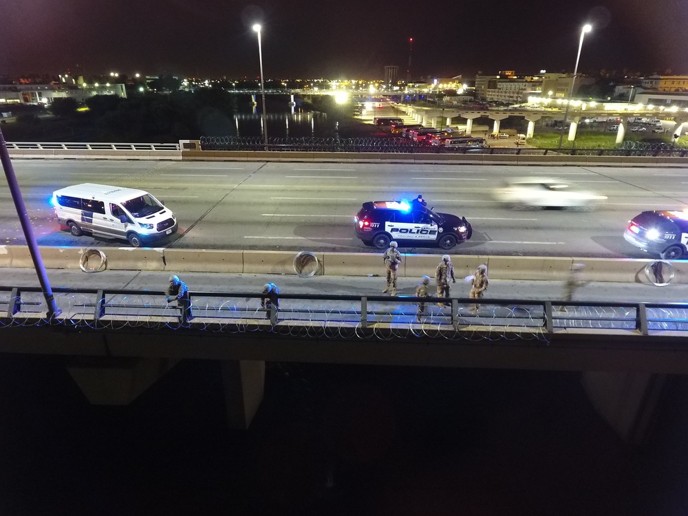 Soldiers install concertina wire at Juarez-Lincoln Bridge