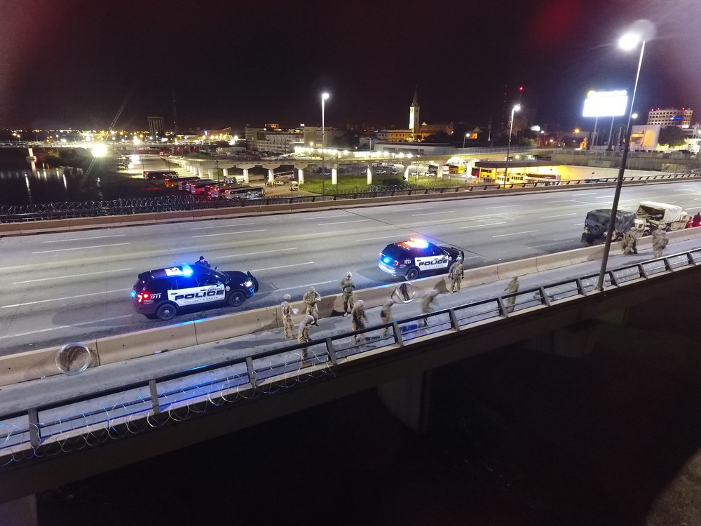 Soldiers install concertina wire at Juarez-Lincoln Bridge