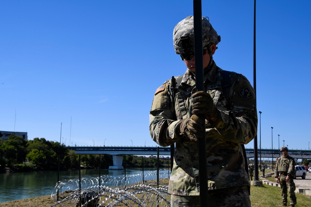 Soldiers lay concertina wire along Laredo Juarez-Lincoln border