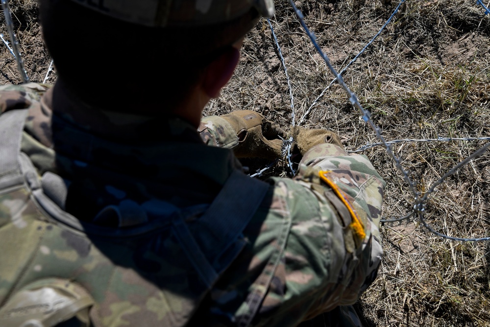 Soldiers lay concertina wire along Laredo Juarez-Lincoln border