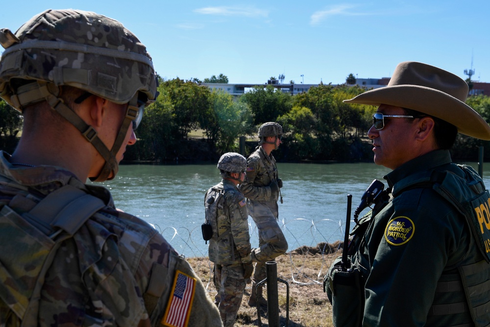 Soldiers lay concertina wire along Laredo Juarez-Lincoln border