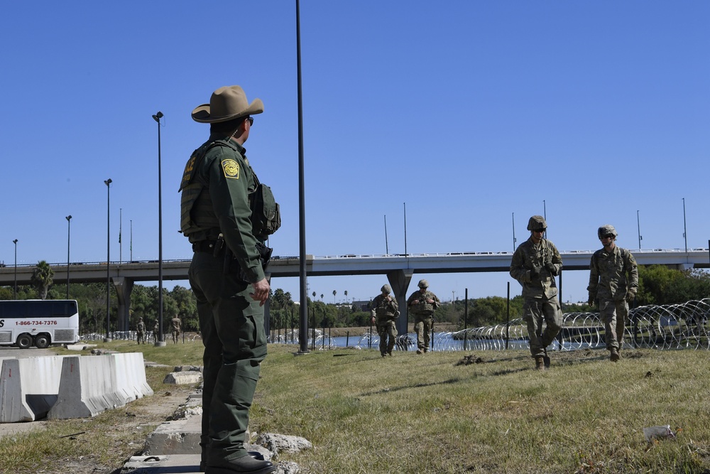 Soldiers lay concertina wire along Laredo Juarez-Lincoln border