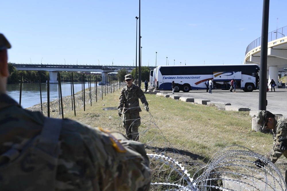 Soldiers lay concertina wire along Laredo Juarez-Lincoln border