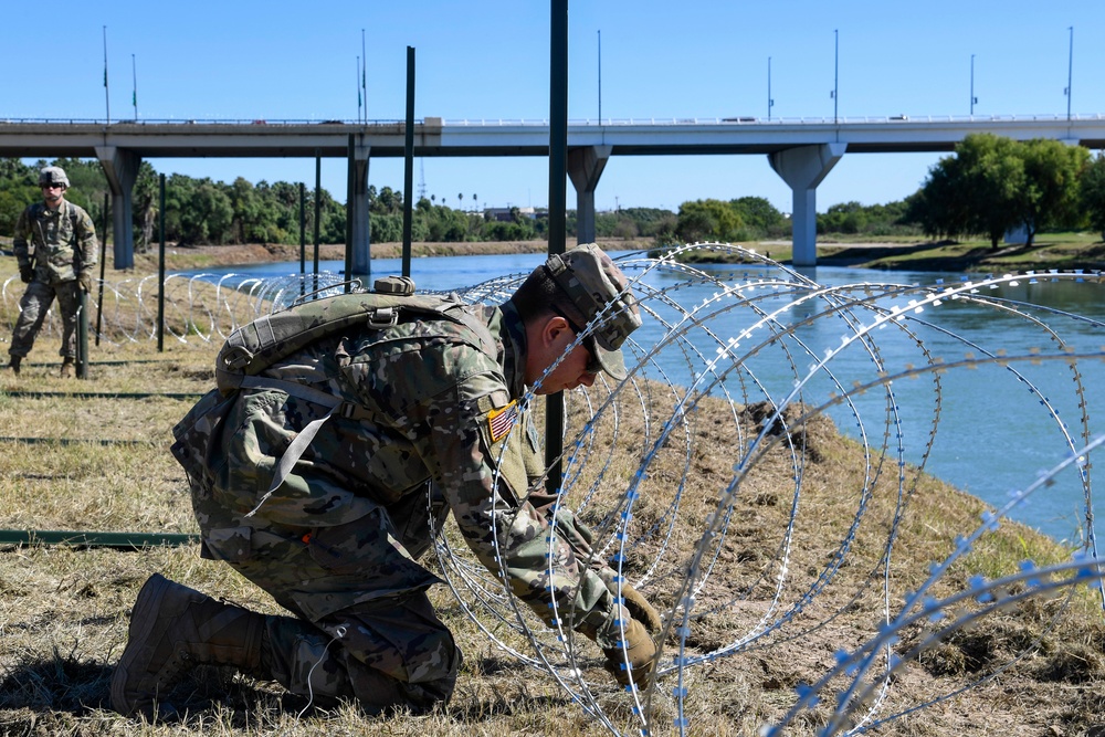 Soldiers lay concertina wire along Laredo Juarez-Lincoln border