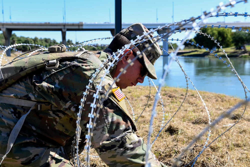 Soldiers lay concertina wire along Laredo Juarez-Lincoln border