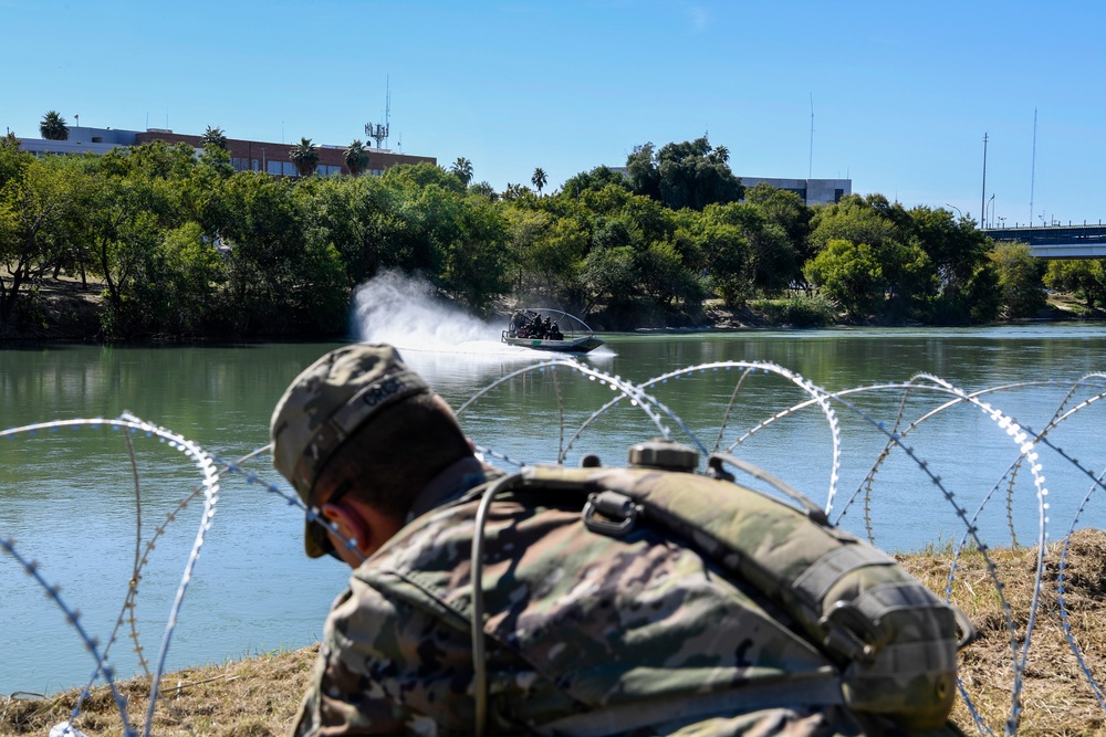 Soldiers lay concertina wire along Laredo Juarez-Lincoln border