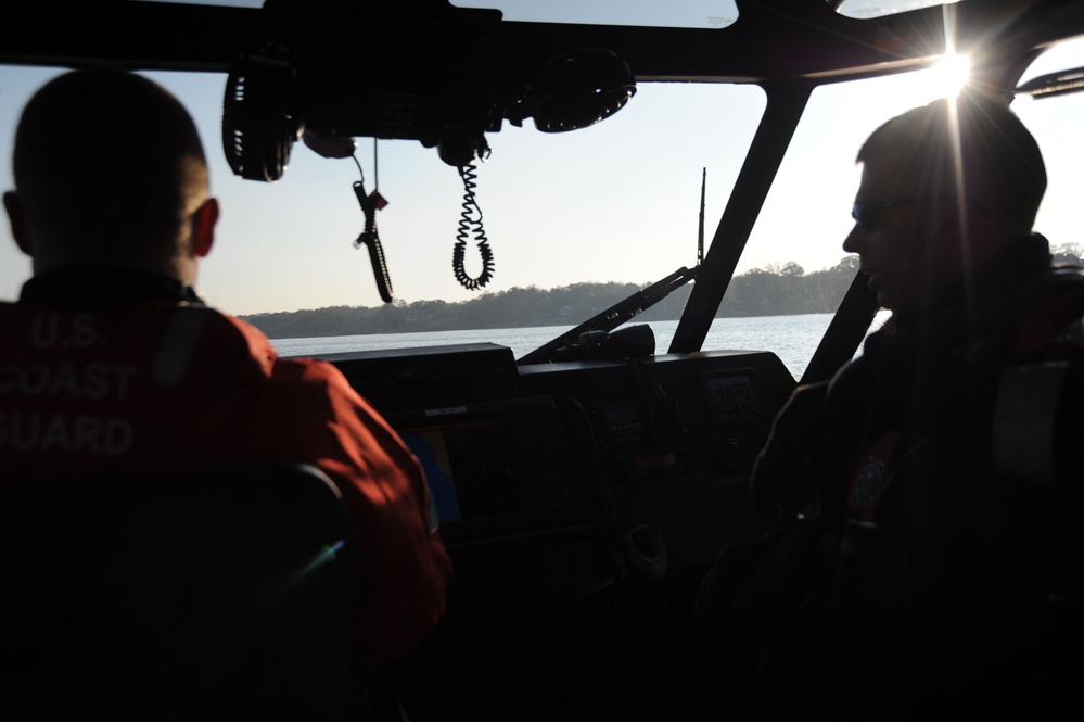 USCG Reservists Conduct Patrol on Potomac River