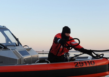 USCG Reservists Conduct Patrol on Potomac River