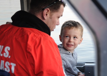 USCG Reservists Conduct Patrol on Potomac River