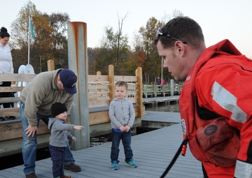 USCG Reservists Conduct Patrol on Potomac River