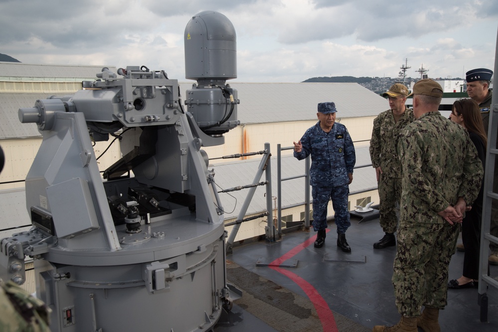 USFJ and JJS Chief of Staff  visit USS Germantown