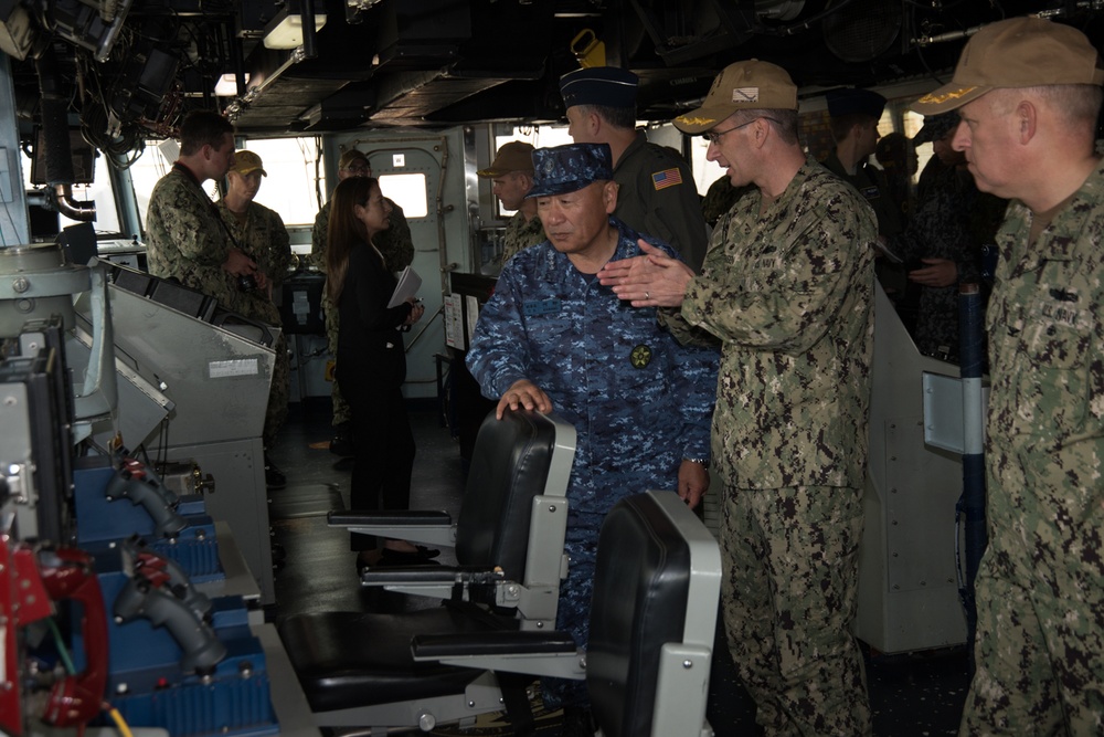 USFJ and JJS Chief of Staff  visit USS Germantown