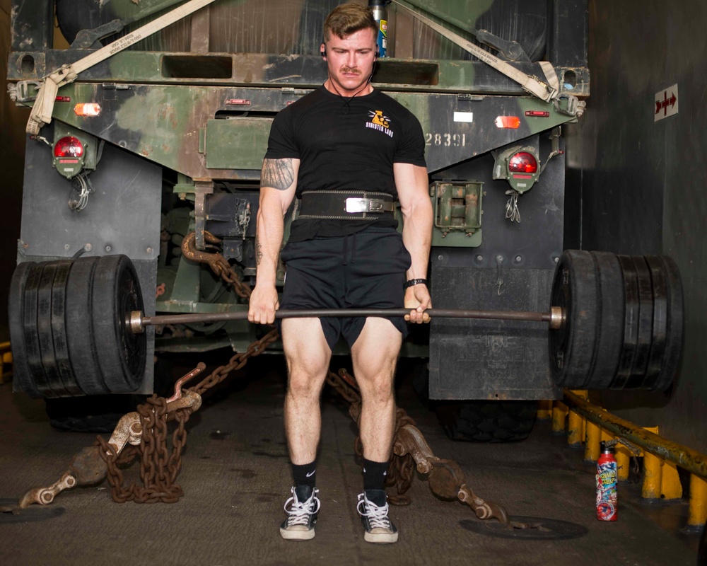 Marines and Sailors try the 1000 pound challenge