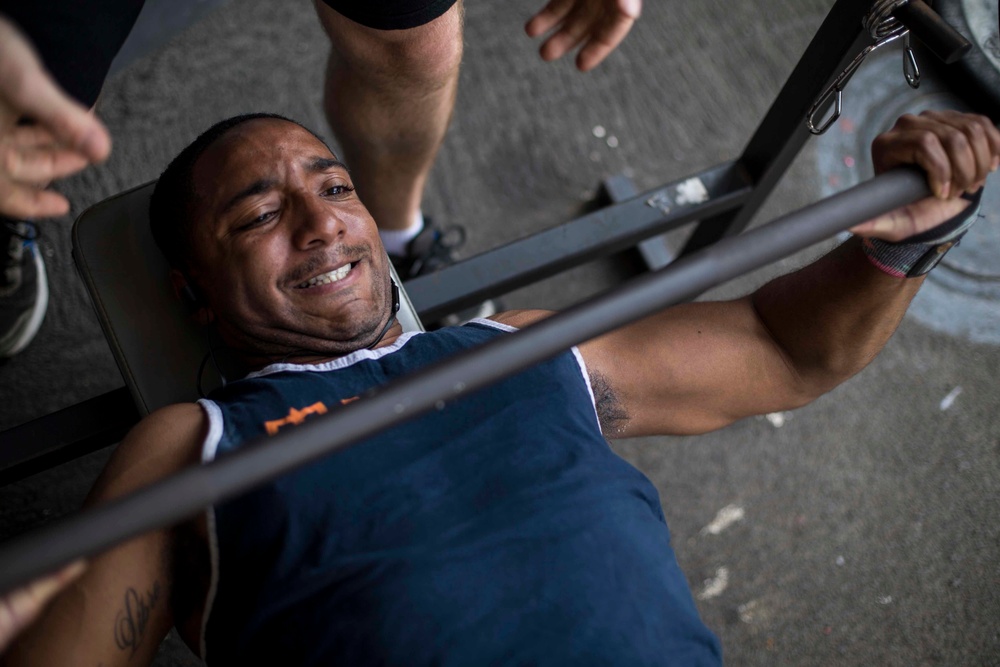 Marines and Sailors try the 1000 pound challenge