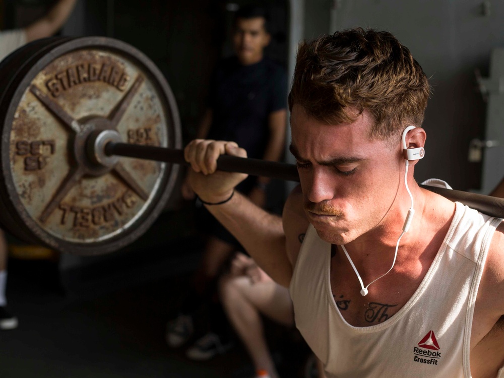 Marines and Sailors try the 1000 pound challenge