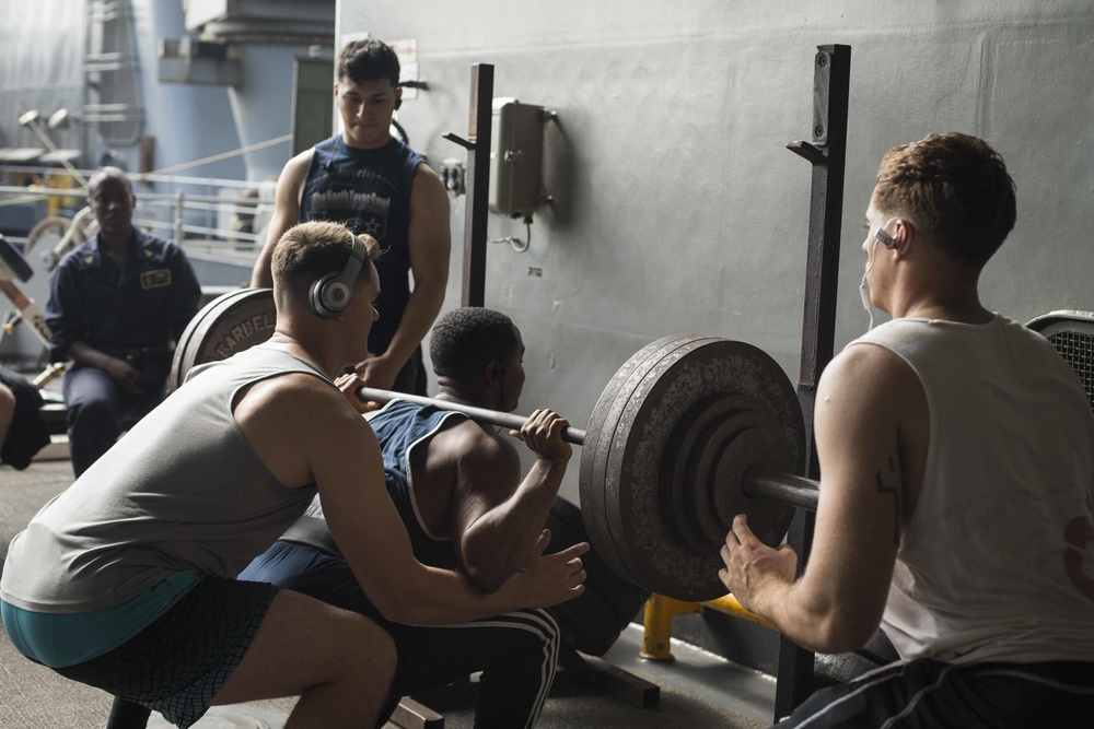 Marines and Sailors try the 1000 pound challenge