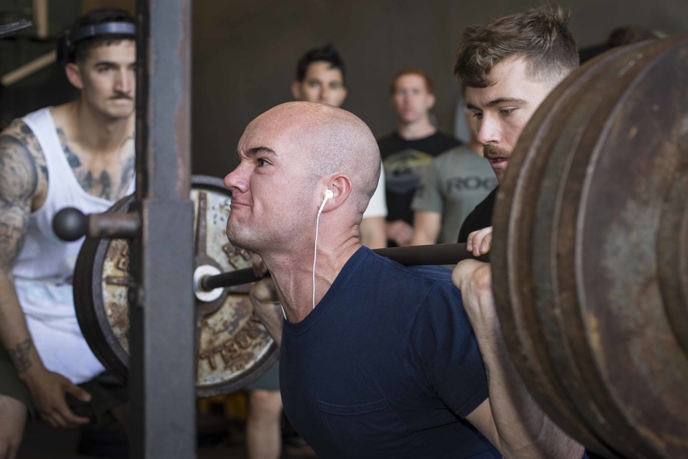 Marines and Sailors try the 1000 pound challenge