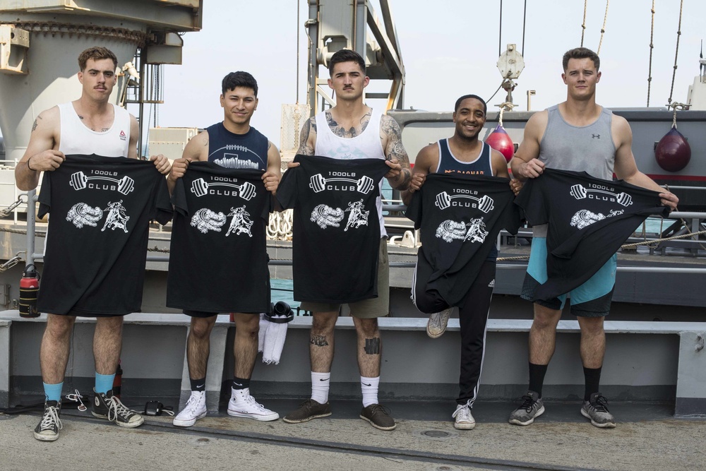 Marines and Sailors try the 1000 pound challenge