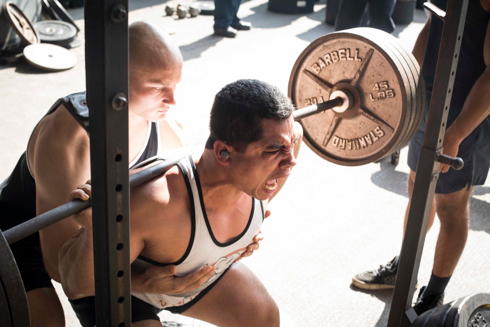 Marines and Sailors try the 1000 pound challenge