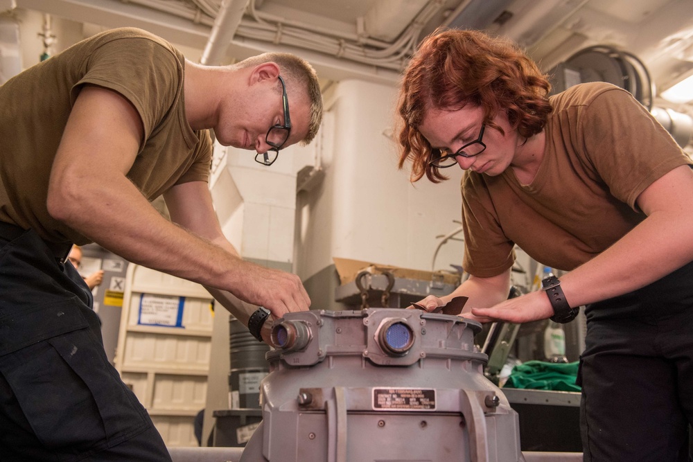 USS Jason Dunham HSM-48 Conducts Maintenance