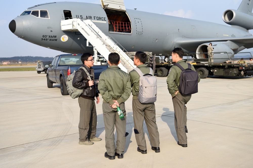 USAF and ROKAF participate in midair refueling training
