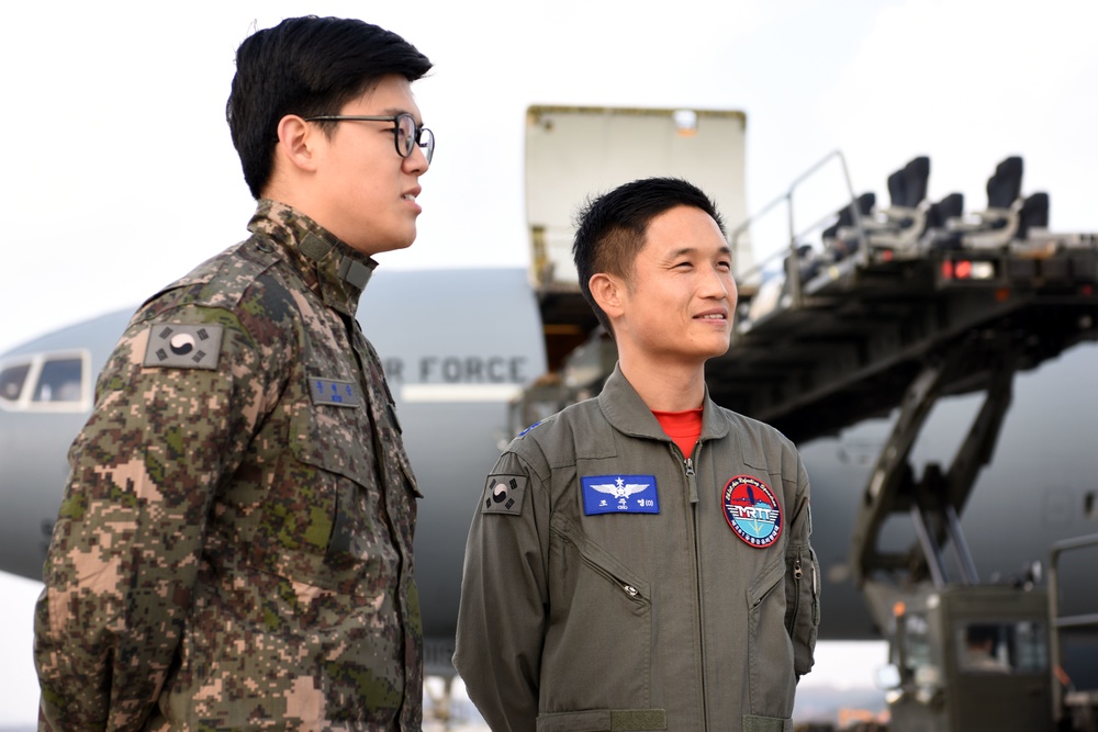 USAF and ROKAF participate in midair refueling training