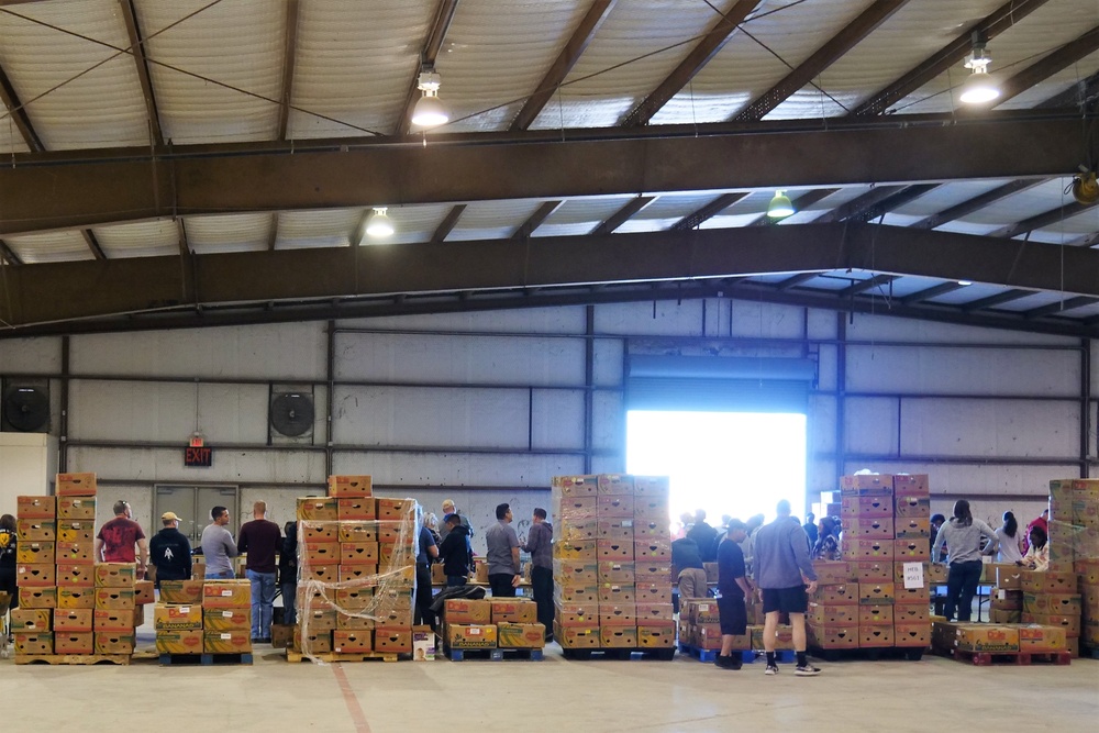 Fort Hood Soldiers support local food drive