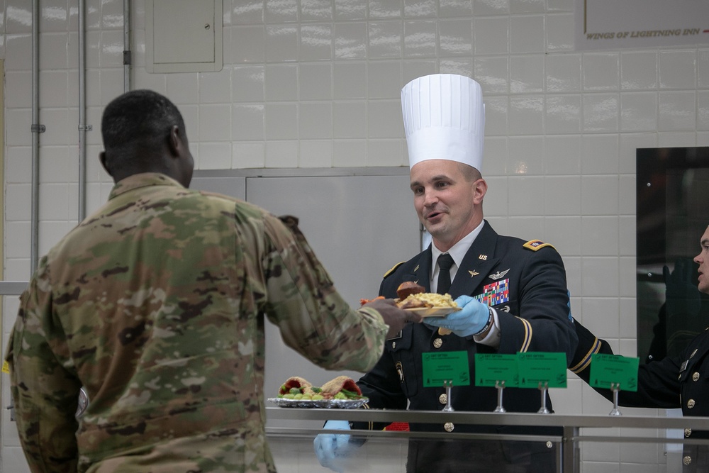 3-25 GSAB Commander serves Thanksgiving meal