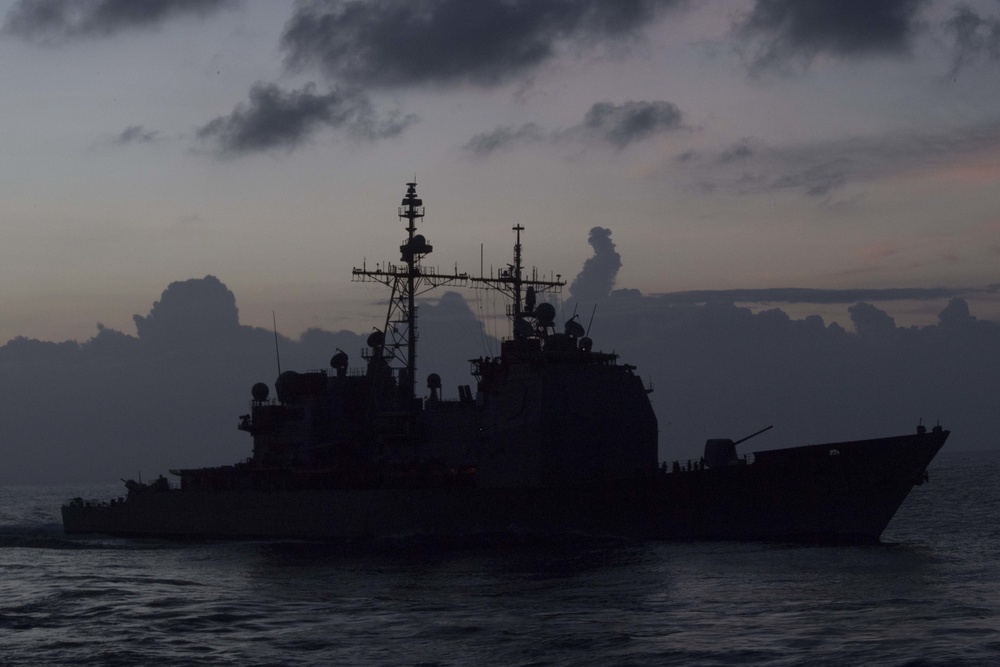 USS Mobile Bay (CG 53) cuts through the Pacific Ocean.