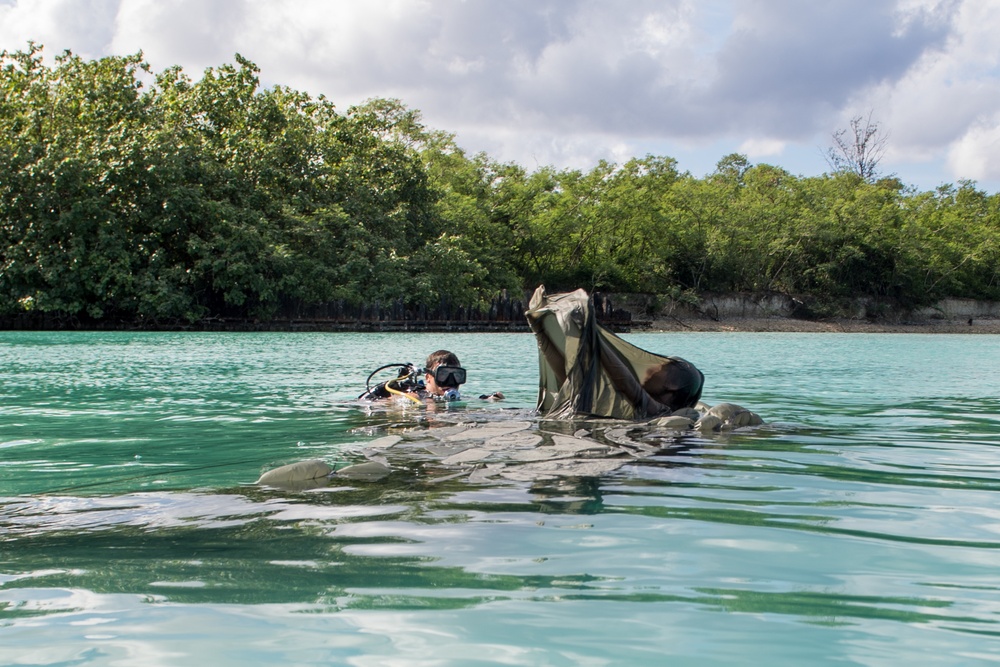 EODMU 5 Conducts Parachute Disentanglement Training